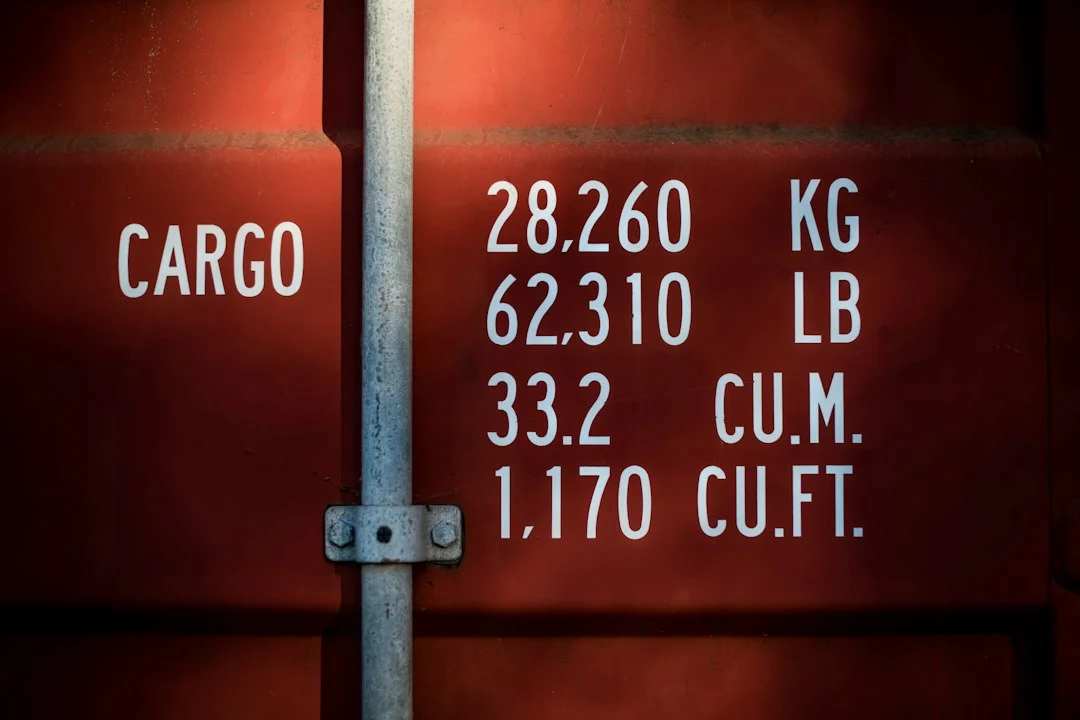 Paket cargo diukur untuk membandingkan berat volumetrik