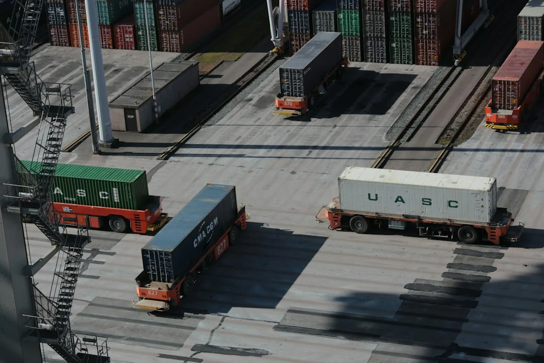 Staf freight forwarding memeriksa dokumen dan status shipment pada sistem digital